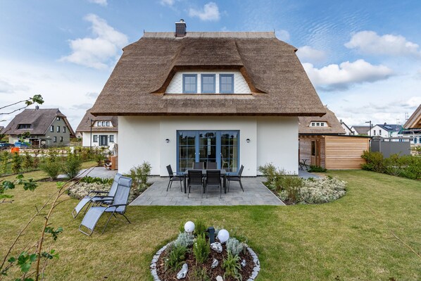 Exterior - Holiday Home 'Maison Mer Baltique' with Sea View, Private Terrace and Wi-Fi (Dranske)