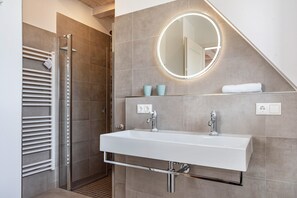 Een douche, handdoeken