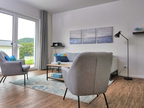 TV - Holiday Home 'Christa' with Lake View, Private Terrace and Wi-Fi (Diemelsee)