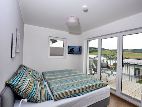 2 bedrooms, iron/ironing board, free WiFi. Holiday Home 'Christa' with Lake View, Private Terrace and Wi-Fi