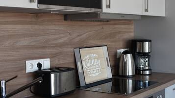 Kühlschrank, Mikrowelle, Ofen, Herdplatte