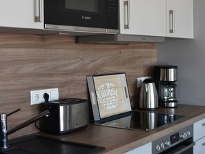 Fridge, microwave, oven, stovetop - Holiday Home 'Christa' with Lake View, Private Terrace and Wi-Fi (Diemelsee)