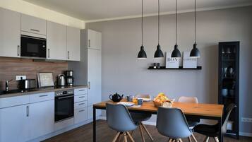 Kühlschrank, Mikrowelle, Ofen, Herdplatte