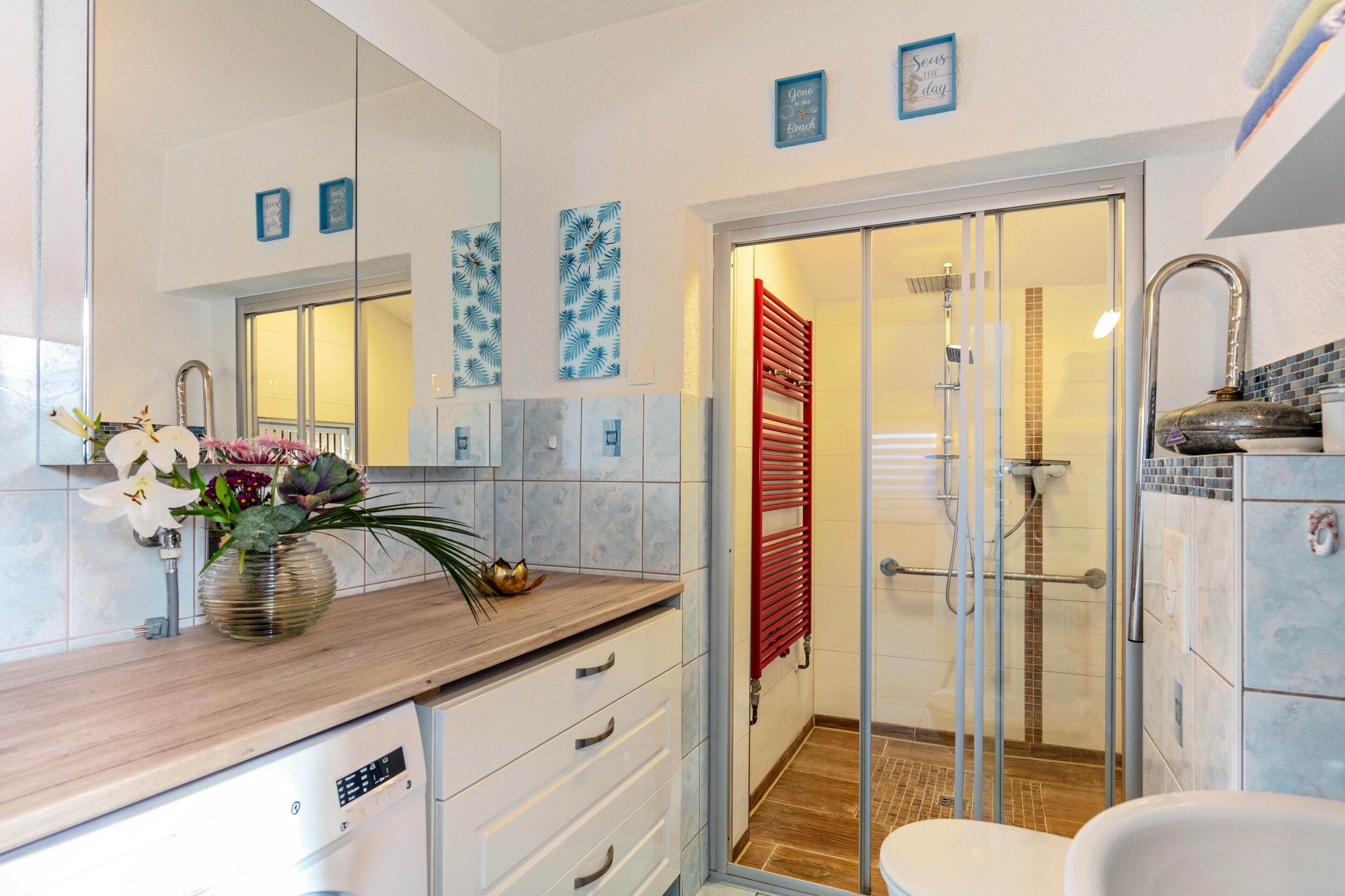 Ein Badezimmer mit Dusche, Toilette und Waschbecken.
