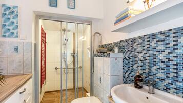 Dusche, Haartrockner, Handtücher