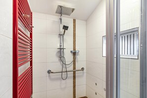 Dusche, Haartrockner, Handtücher