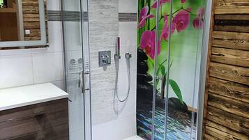 Een douche, een haardroger, handdoeken
