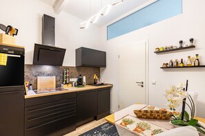 Frigorifero, forno, piano cottura, lavastoviglie