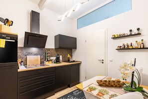 Kjøleskap, ovn, kokeplater og oppvaskmaskin