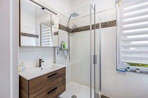 Shower, hair dryer, towels