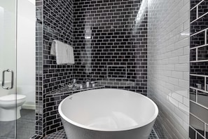 Shower, hair dryer, towels - Penthouse Suite + Terrace | 121 Hotel by AvantStay (Nashville)