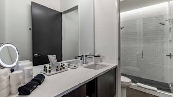 Douche, sèche-cheveux, serviettes fournies