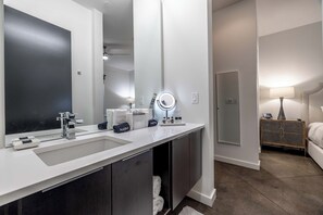 Douche, sèche-cheveux, serviettes fournies