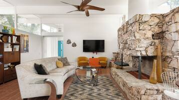 Smart-TV, Tischtennisplatte, Arbeitsbereiche