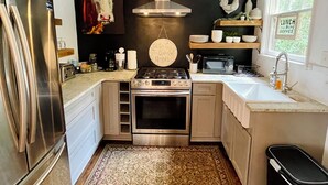Kaffetrakter/tekoker, kjøleskap, mikrobølgeovn og ovn