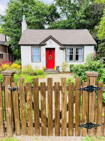 Exterior. Classic City Cottage: Walk to 5 Points/UGA/Stadium