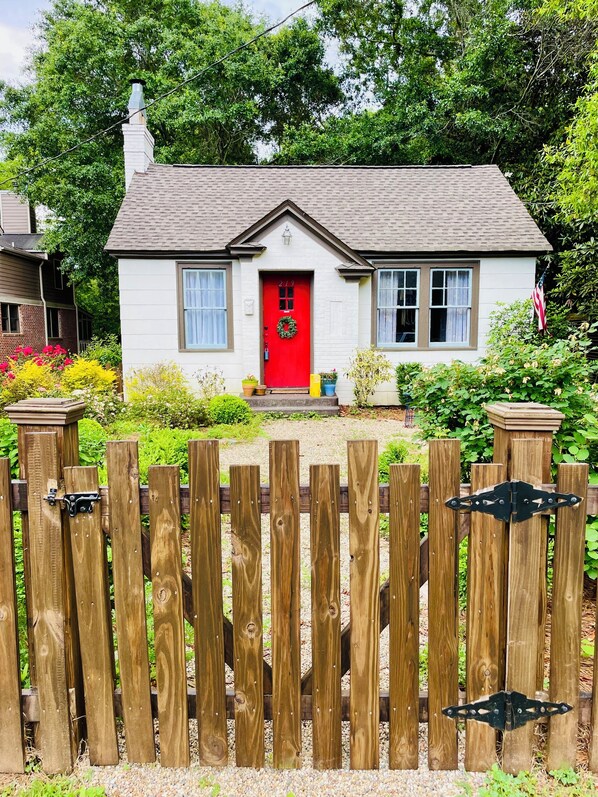 Exterior - Classic City Cottage: Walk to 5 Points/UGA/Stadium (Athens)