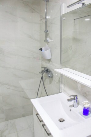 Dusche, Haartrockner, Bidet, Handtücher