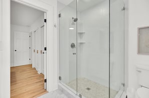Douche, sèche-cheveux, serviettes fournies