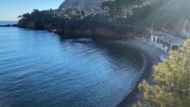 A coastal view with a rocky shoreline, a clear sky, and a mountain in the background. - Outbuilding of a 4-star house, swimming pool, patio, private parking, air conditioning, sleeps 2/3 (La Ciotat)