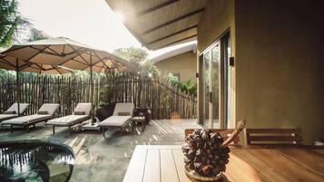 Nipa Family Villa 2 bedroom | Seprai premium, busa memori, minibar, dan brankas