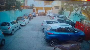 Un parcheggio con diverse auto parcheggiate in file.