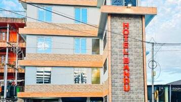Un hotel a più piani con un cartello rosso ben visibile che recita "HOTEL BANDIT".