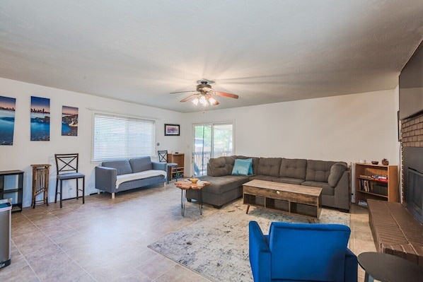 TV, fireplace