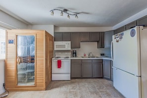 Frigorifero, microonde, forno, piano cottura