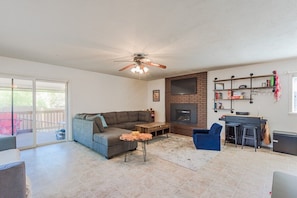 TV, fireplace