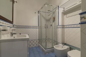 Chuveiro, secador de cabelo, bidê
