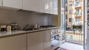 Cafetera/tetera, refrigerador, microondas, horno