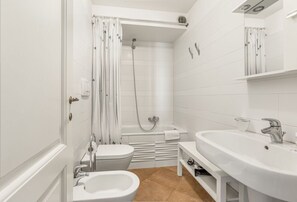 Douche, sĂšche-cheveux, bidet