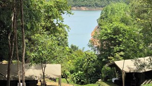 A campsite with tents and a view of a lake surrounded by trees. - Belihuloya Adventure Camp (Rathnapura)