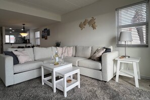 Smart TV, books - Oceanfront, Vast Ocean and Pool Views, Walk to Pier, Restaurants, and Shops, $300 in Free Tickets! (St. Augustine)