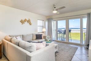 Smart TV, books - Oceanfront, Vast Ocean and Pool Views, Walk to Pier, Restaurants, and Shops, $300 in Free Tickets! (St. Augustine)