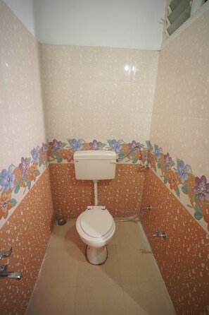 Shower, towels - Hotel Inspira Residency- Near Bombay Hospital (Indore)