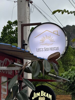 Vista frontal de la propiedad