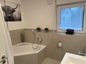 Secadora de cabello, toallas, jabón, papel de baño