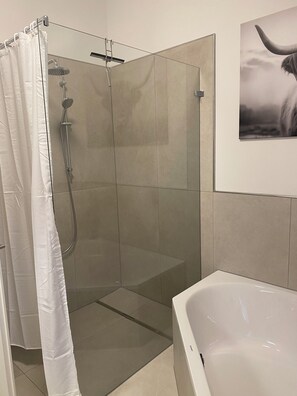Secadora de cabello, toallas, jabón, papel de baño
