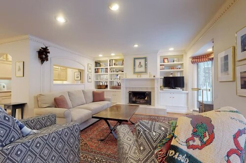 Walk to Chair Lift - Cozy Vail Village Townhome!