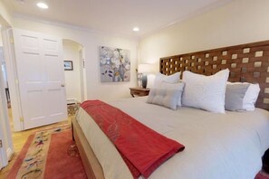 2 bedrooms, desk, iron/ironing board, free WiFi - Vail Village Condo - Short Walk to Village Center (Vail)