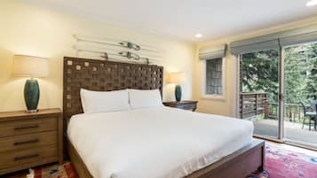 2 bedrooms, desk, iron/ironing board, WiFi (free)