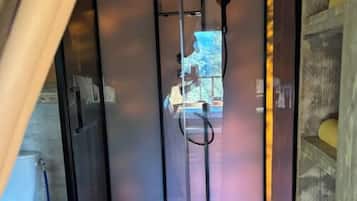 SĂšche-cheveux, serviettes fournies, savon, shampoing