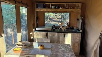 Réfrigérateur, micro-ondes, plaque de cuisson, cafetiÚre/bouilloire