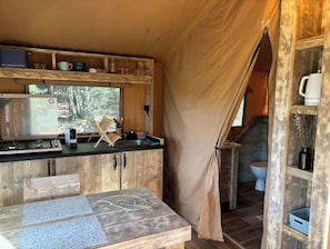 Kylskåp, mikrovågsugn, spishäll och kaffe- och tebryggare