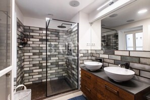 Shower, hair dryer, towels, soap - Amazing LOFT on Vaci street 3BR 3BHR (Budapest)
