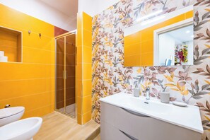 Appartement Confort, 1 grand lit et 1 canapé-lit, non-fumeurs, balcon | Salle de bain | Peignoirs