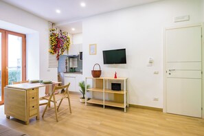 Apartamento Confort, 1 cama de matrimonio con sofá cama, no fumadores, balcón | Zona de estar | Una televisión de pantalla plana