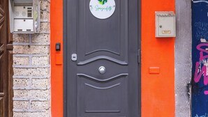 A door with a sticker that says "Le Spa" and a number "34 BIS" on the wall. - Lo Spagnoletto (Naples)